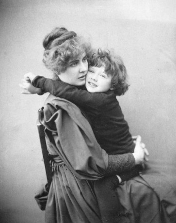 Constance_Wilde_with_son_Cyril_1889